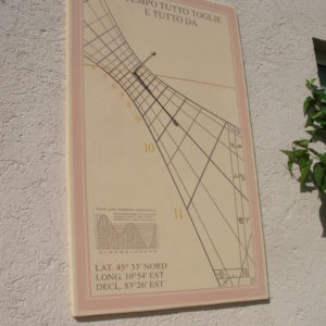 Orologio solare affrescato orientato ad est. Frescoed sundial facing east.