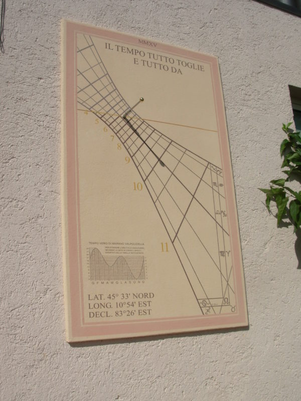 Orologio solare affrescato orientato ad est. Frescoed sundial facing east.