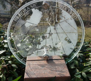 Meridiana trasparente da giardino. Transparent sundial for the garden